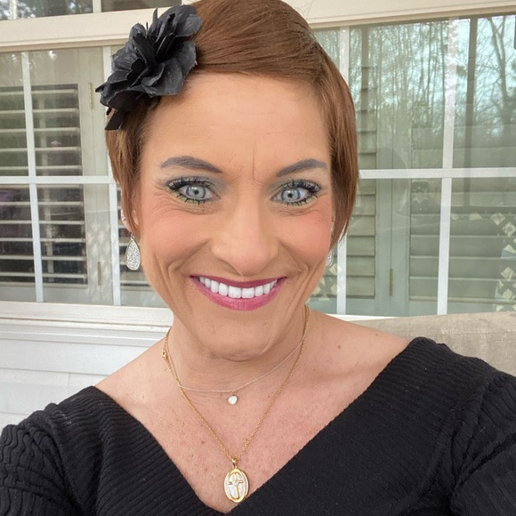 Meet your Posher, Amanda - Picture 2 of 4